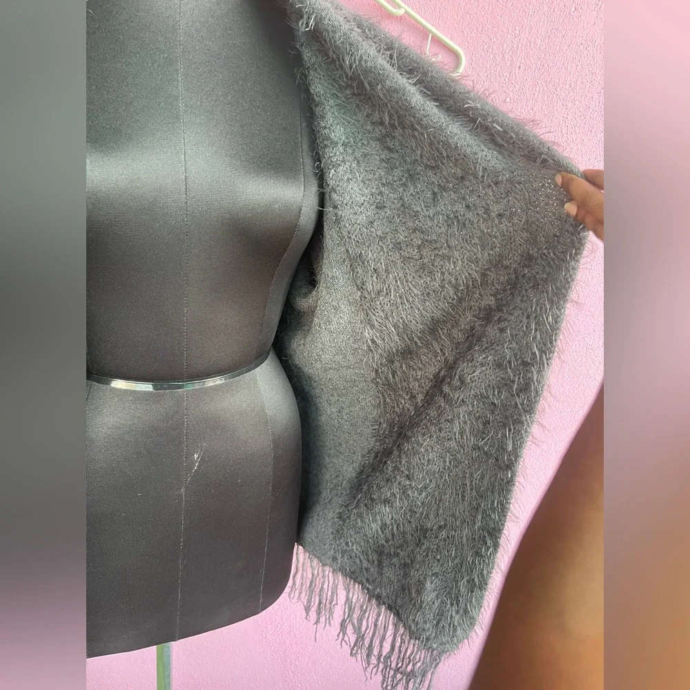 Faux fur korean shrug FIXED FIXED FIXED NO OFFERS PLZ❌ - Picture 4 of 11